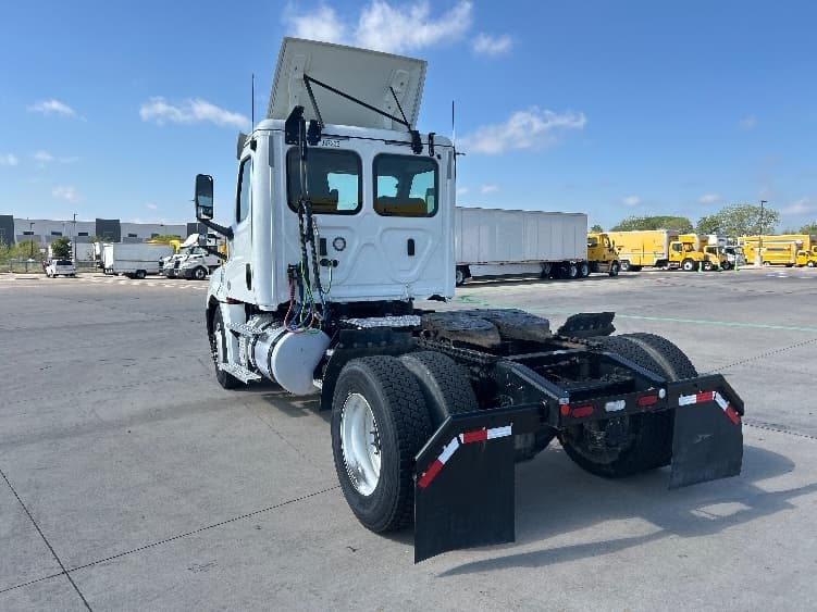2020 Freightliner Cascadia — photo 5