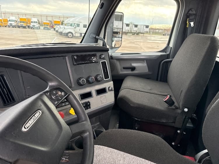2020 Freightliner Cascadia — photo 10