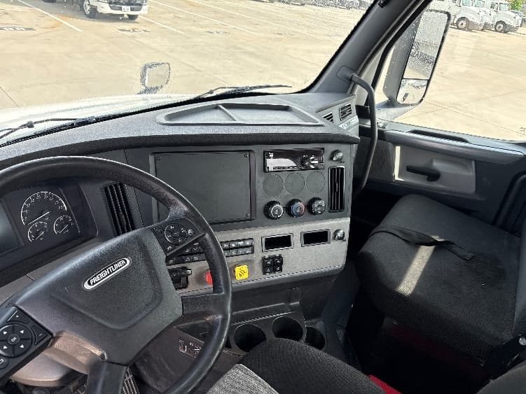 2020 Freightliner Cascadia — photo 10