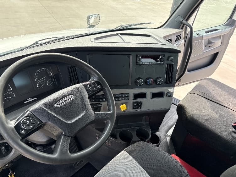 2020 Freightliner Cascadia — photo 10