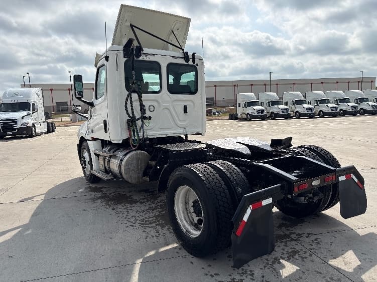 2020 Freightliner Cascadia — photo 5
