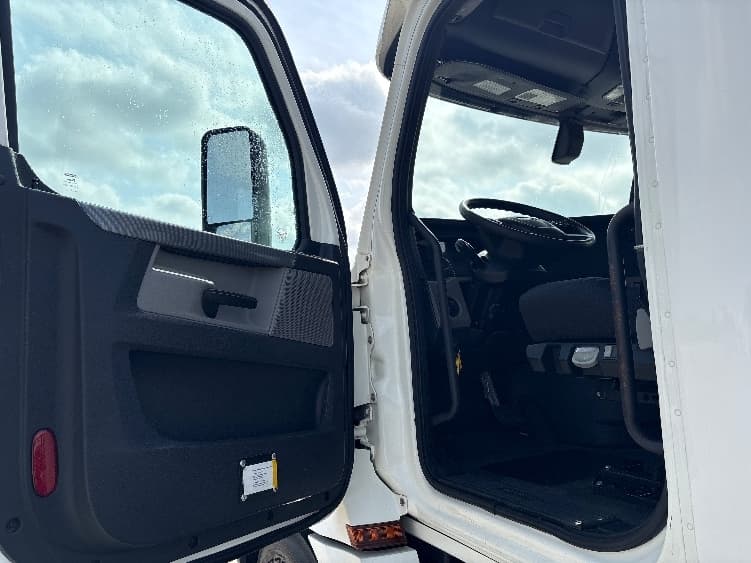 2020 Freightliner Cascadia — photo 9