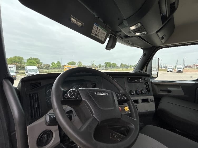 2020 Freightliner Cascadia — photo 10