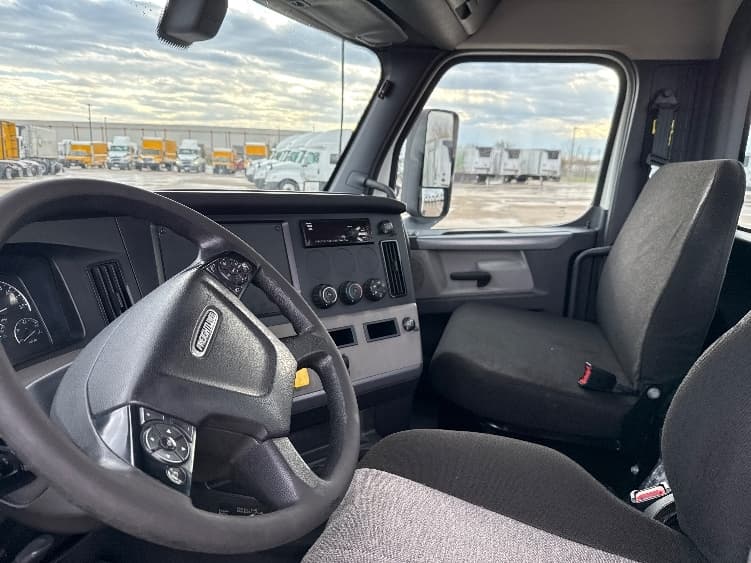 2020 Freightliner Cascadia — photo 10