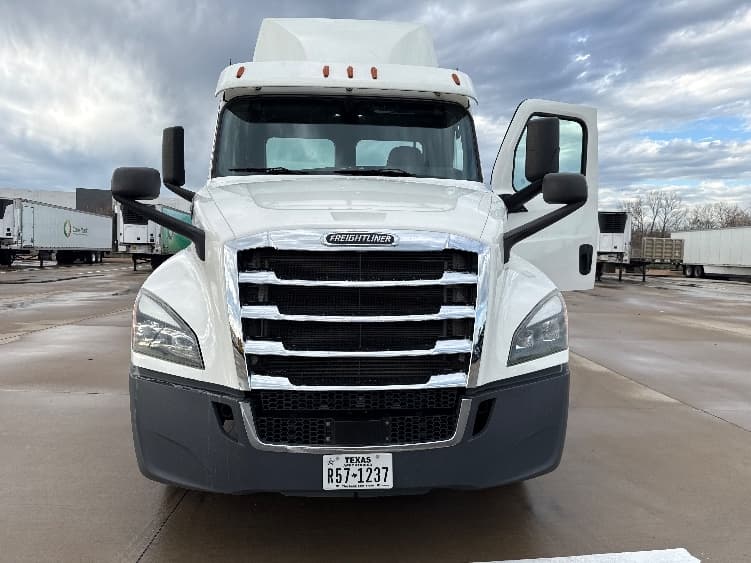 2020 Freightliner Cascadia — photo 2