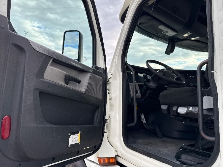 2020 Freightliner Cascadia — photo 9