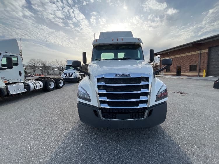 2020 Freightliner Cascadia — photo 2