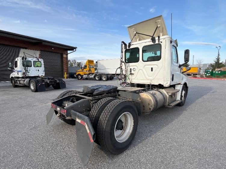 2020 Freightliner Cascadia — photo 7