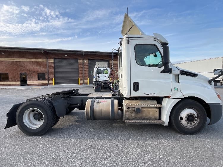 2020 Freightliner Cascadia — photo 8