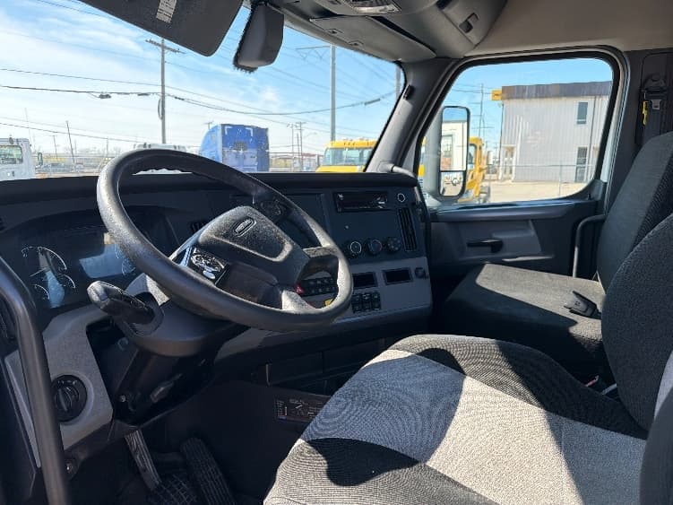 2020 Freightliner Cascadia — photo 10