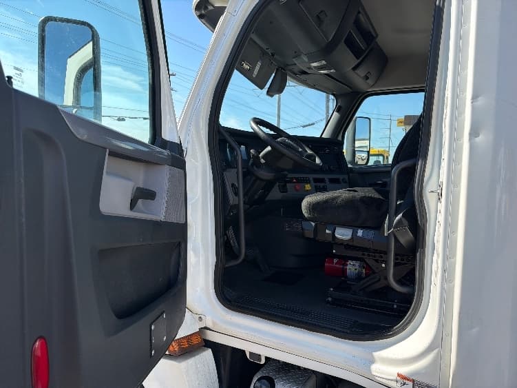 2020 Freightliner Cascadia — photo 9