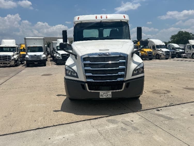2020 Freightliner Cascadia — photo 2