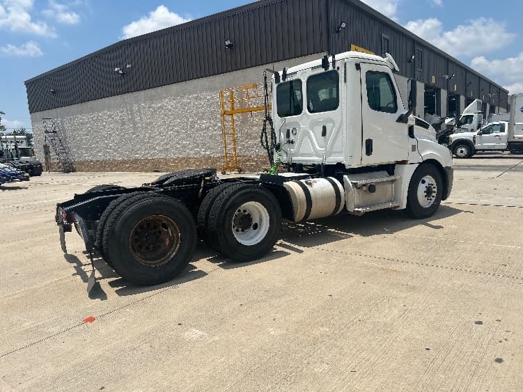 2020 Freightliner Cascadia — photo 7