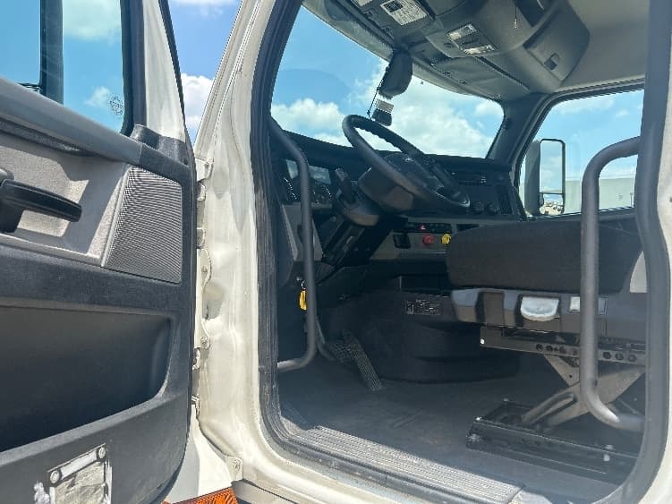 2020 Freightliner Cascadia — photo 9