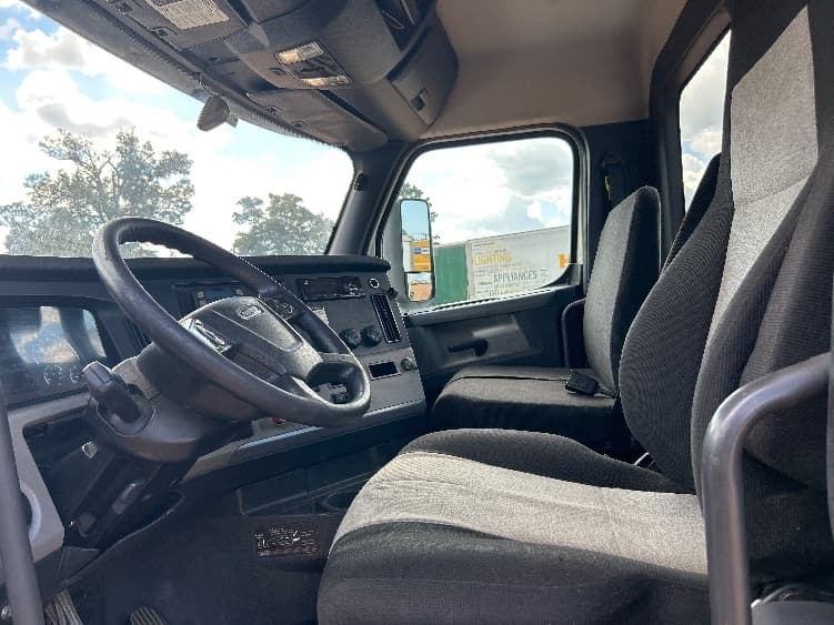 2020 Freightliner Cascadia — photo 10