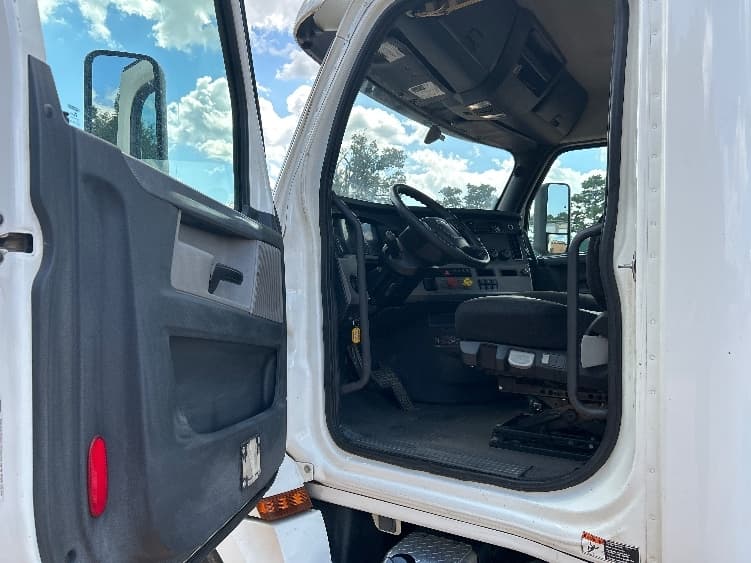 2020 Freightliner Cascadia — photo 9