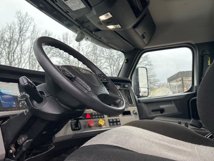 2020 Freightliner Cascadia — photo 10