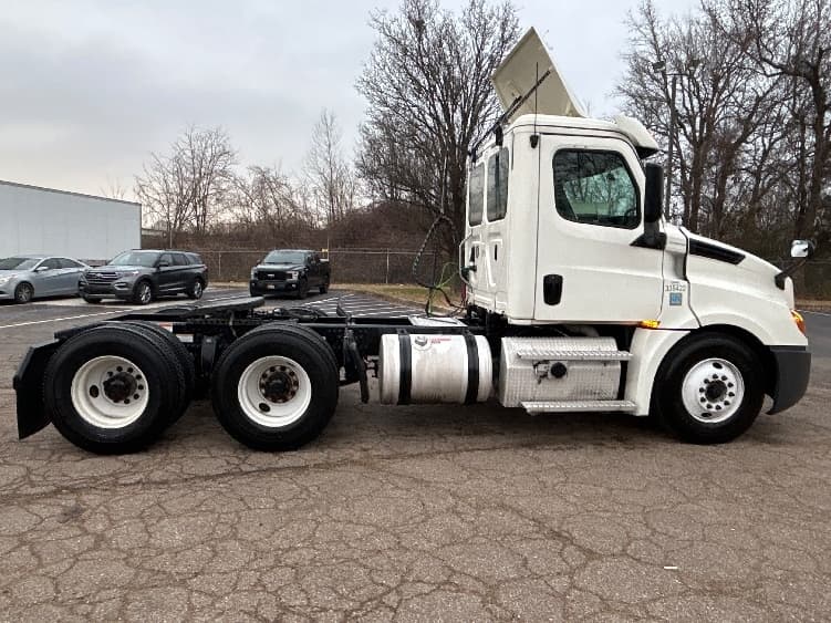 2020 Freightliner Cascadia — photo 8