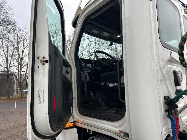 2020 Freightliner Cascadia — photo 9
