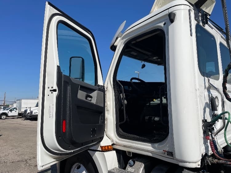 2020 Freightliner Cascadia — photo 9
