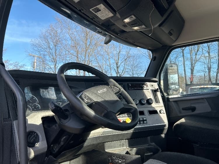 2020 Freightliner Cascadia — photo 10