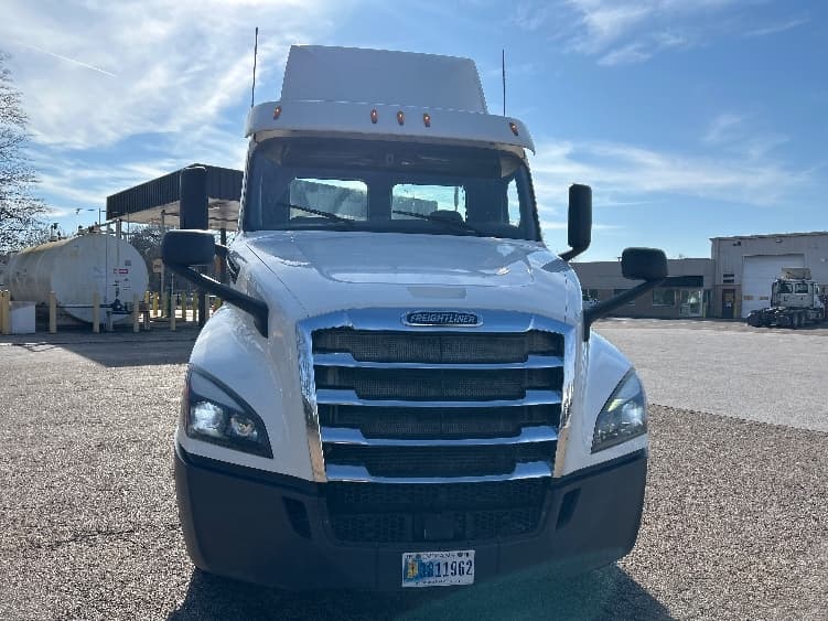 2020 Freightliner Cascadia — photo 2