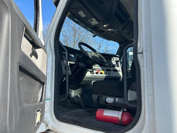 2020 Freightliner Cascadia — photo 9