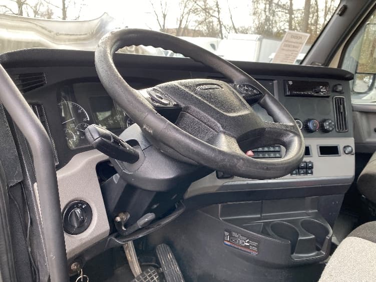 2020 Freightliner Cascadia — photo 10
