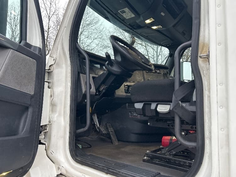 2020 Freightliner Cascadia — photo 9