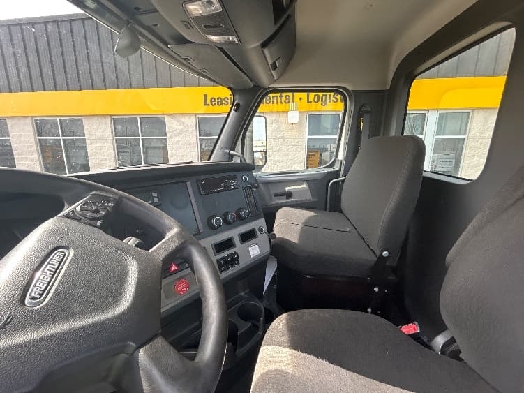 2020 Freightliner Cascadia — photo 10