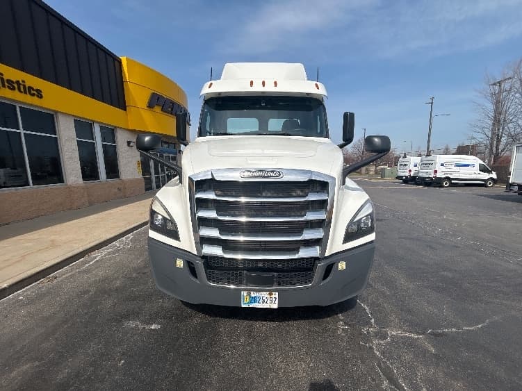 2020 Freightliner Cascadia — photo 2