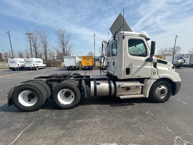 2020 Freightliner Cascadia — photo 8