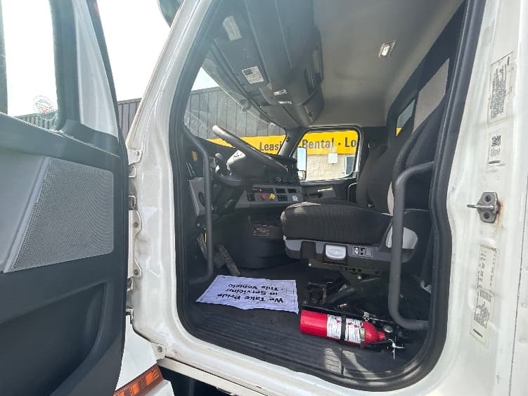 2020 Freightliner Cascadia — photo 9