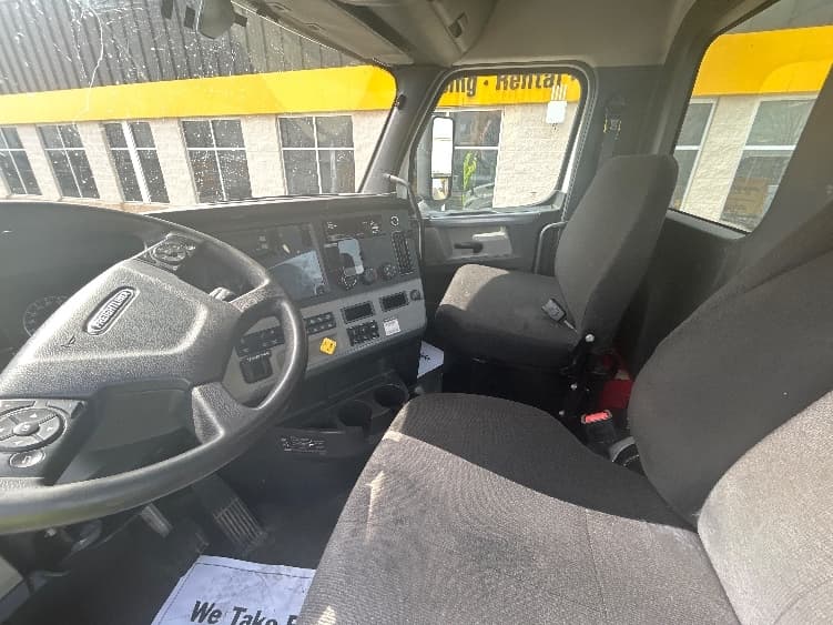 2020 Freightliner Cascadia — photo 10