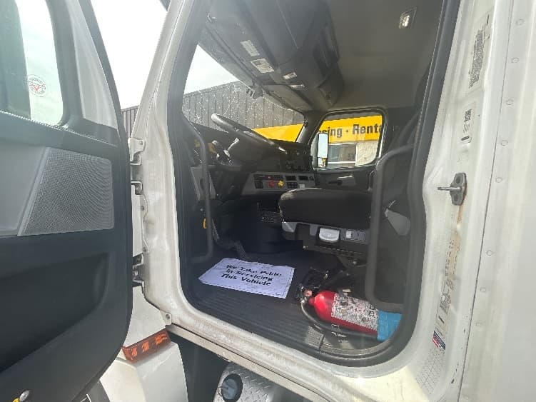 2020 Freightliner Cascadia — photo 9