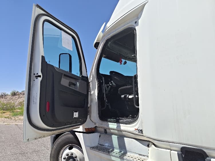 2020 Freightliner Cascadia — photo 9