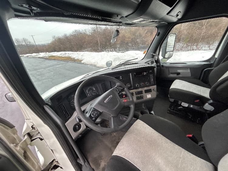 2020 Freightliner Cascadia — photo 10