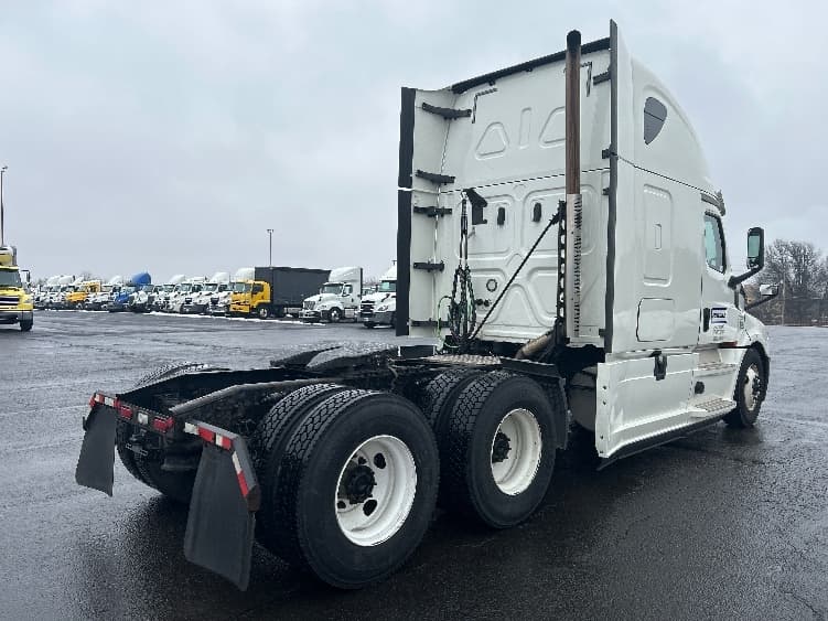 2020 Freightliner Cascadia — photo 7