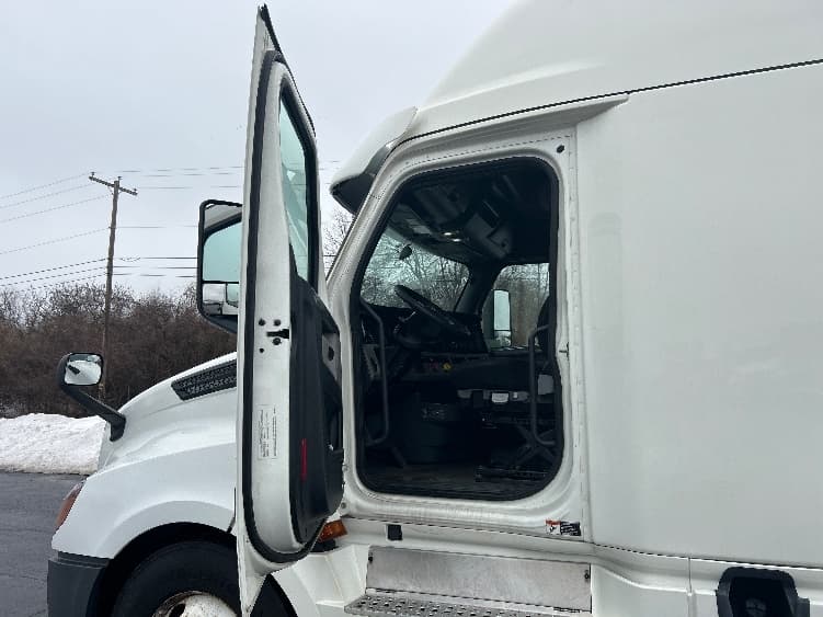 2020 Freightliner Cascadia — photo 9