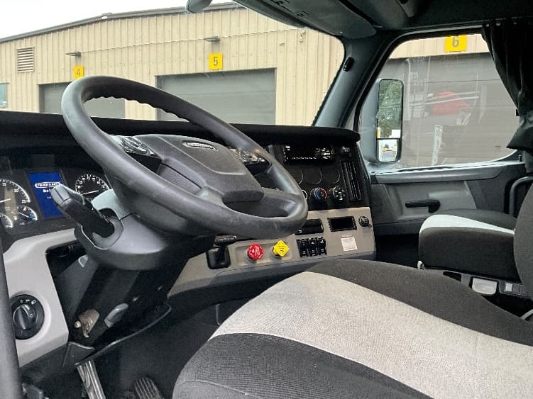 2020 Freightliner Cascadia — photo 10