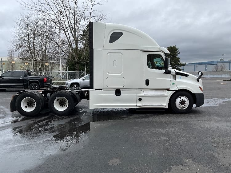 2020 Freightliner Cascadia — photo 8