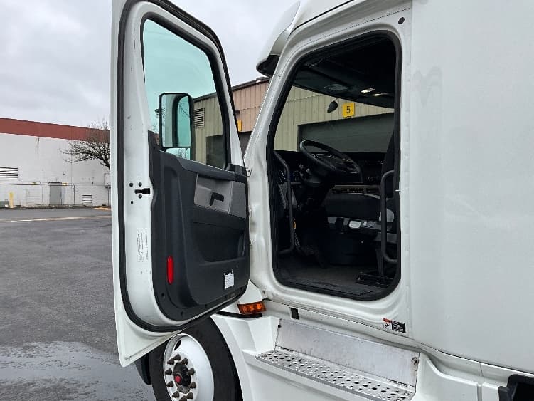 2020 Freightliner Cascadia — photo 9