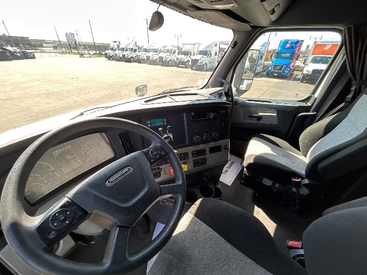 2020 Freightliner Cascadia — photo 10