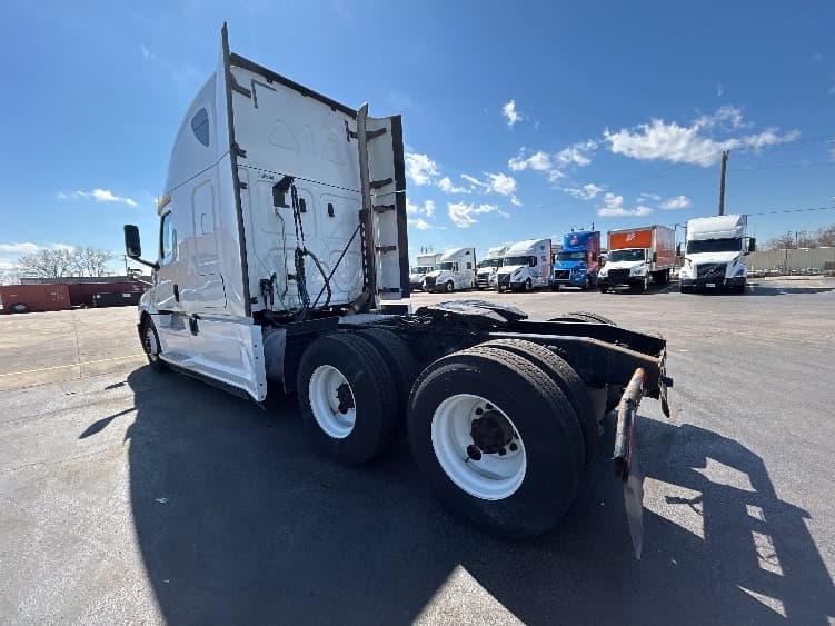2020 Freightliner Cascadia — photo 5