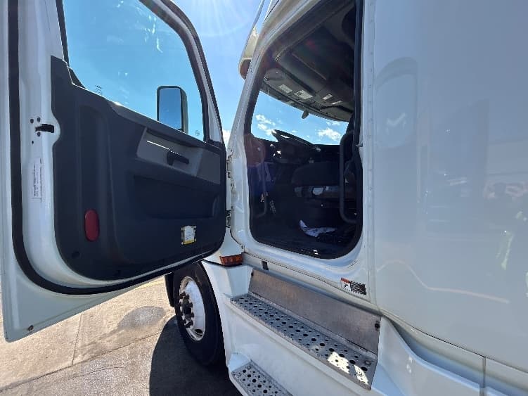 2020 Freightliner Cascadia — photo 9