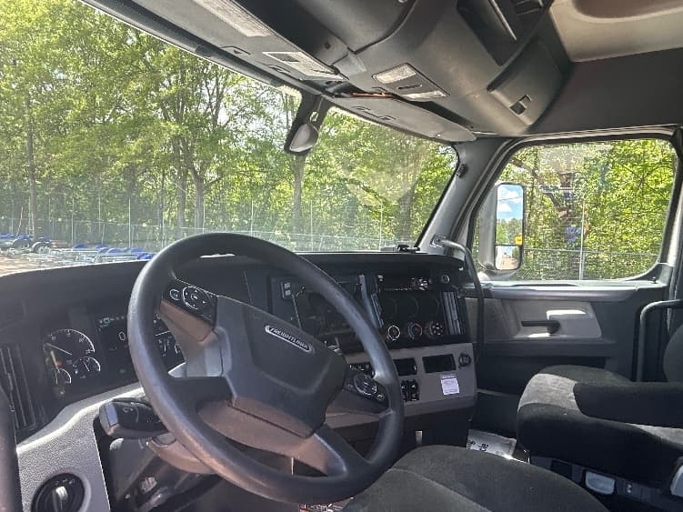 2020 Freightliner Cascadia — photo 10