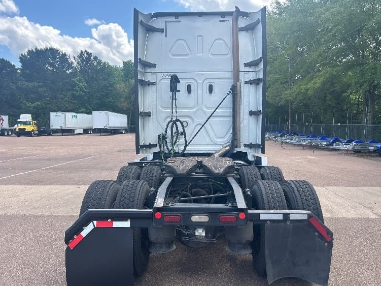 2020 Freightliner Cascadia — photo 6