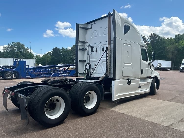 2020 Freightliner Cascadia — photo 7