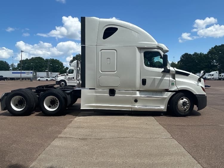 2020 Freightliner Cascadia — photo 8