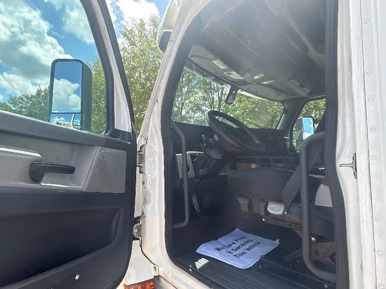 2020 Freightliner Cascadia — photo 9